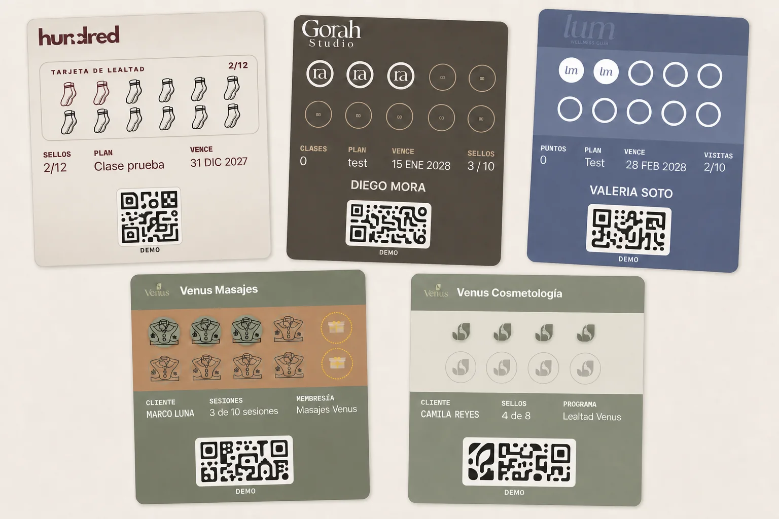 Cinco tarjetas reales de lealtad con diferentes marcas, colores y sellos; los nombres y códigos son de demostración